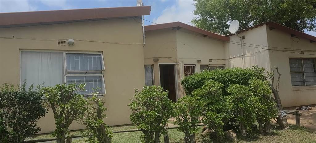 2 Bed Townhouse in Bloubosrand photo number 15