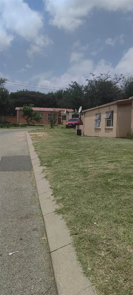 2 Bed Townhouse in Bloubosrand photo number 16