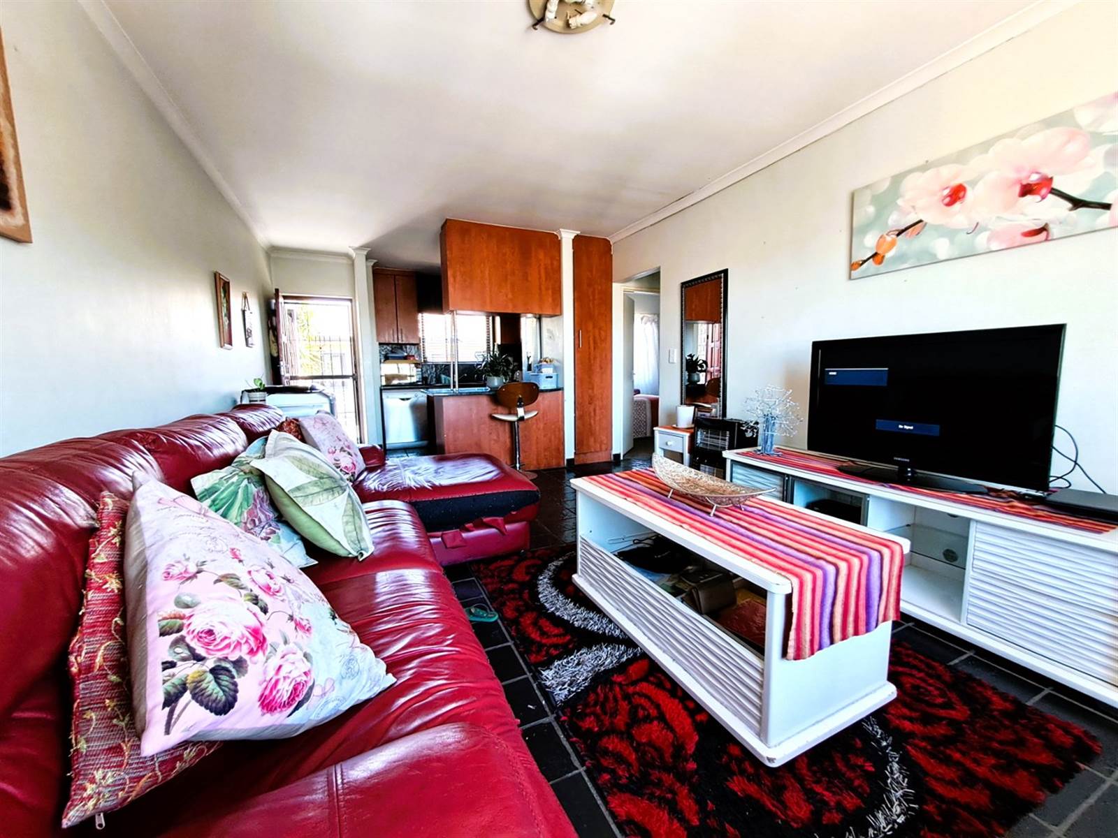 2 Bed Apartment in Vredekloof East photo number 6