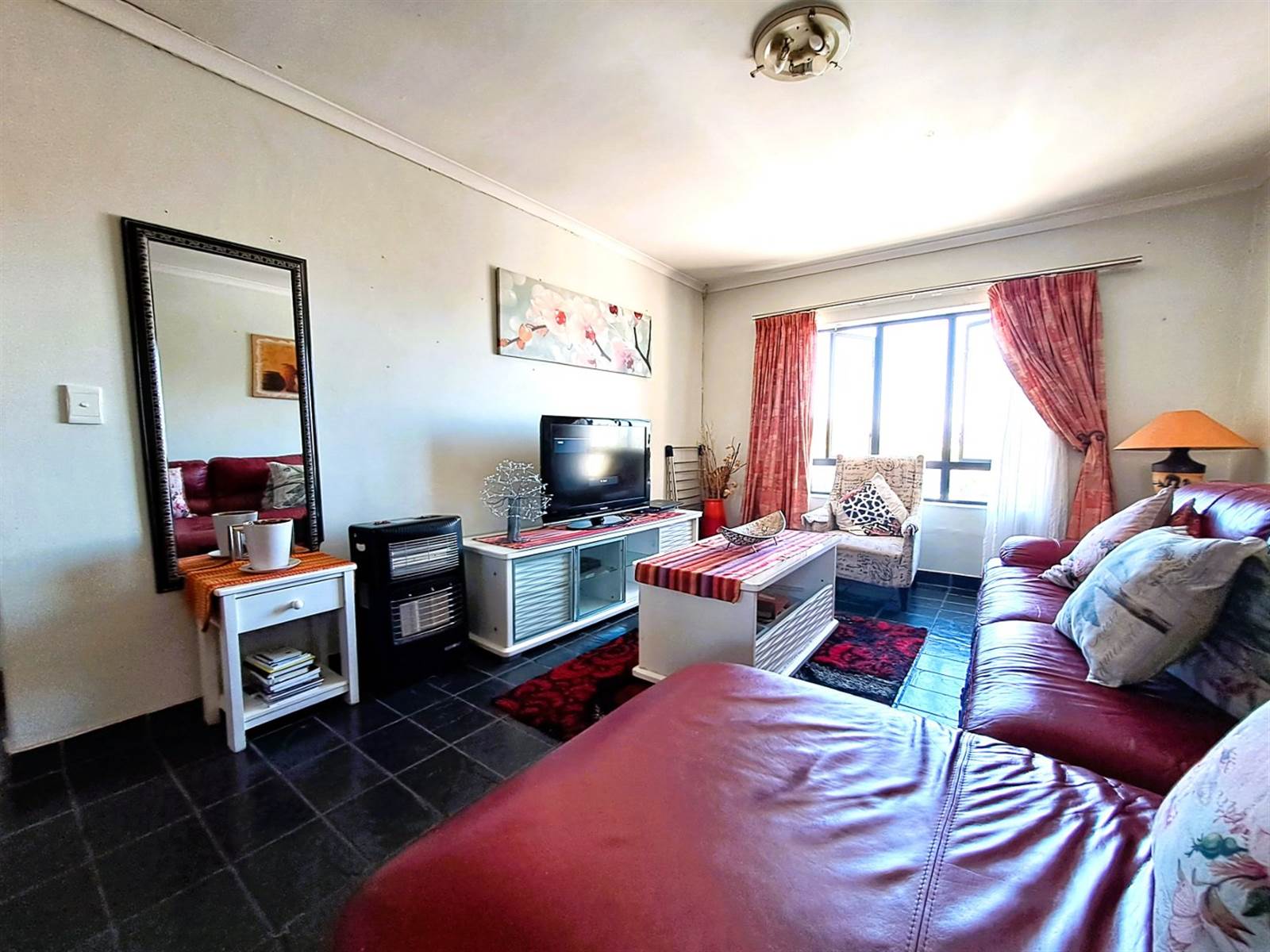 2 Bed Apartment in Vredekloof East photo number 3