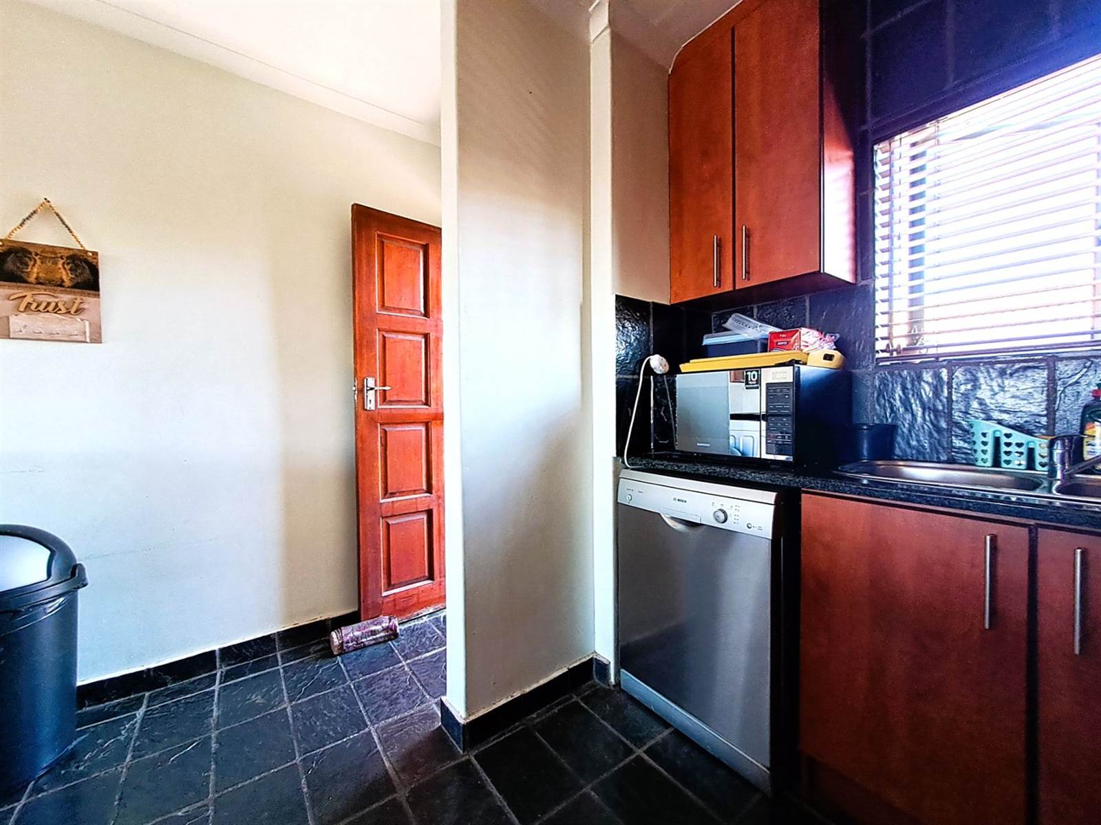 2 Bed Apartment in Vredekloof East photo number 9