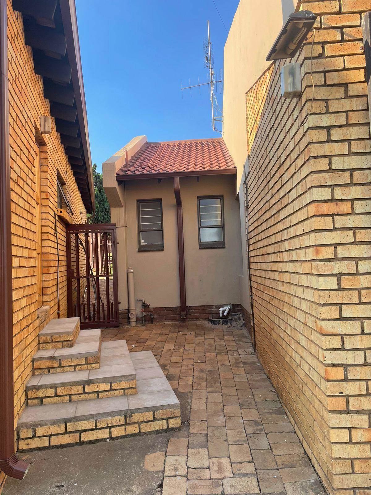 4 Bed House in Laudium photo number 9