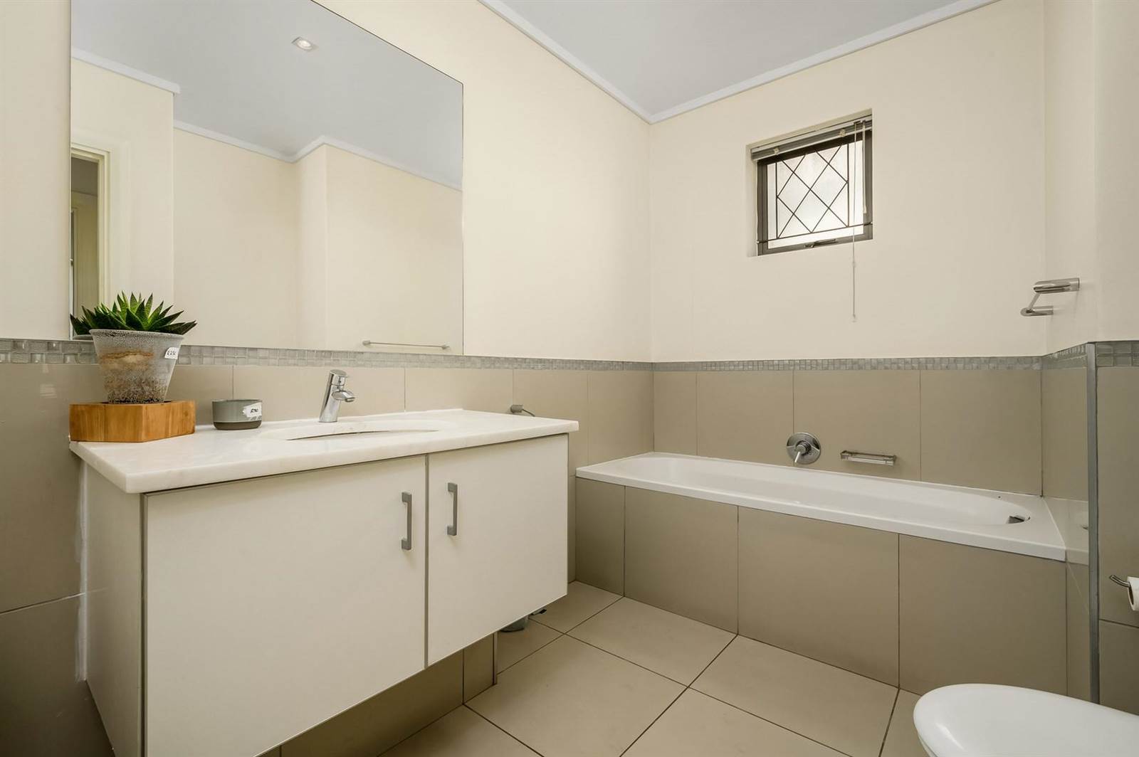 2 Bed Apartment in Humewood photo number 17