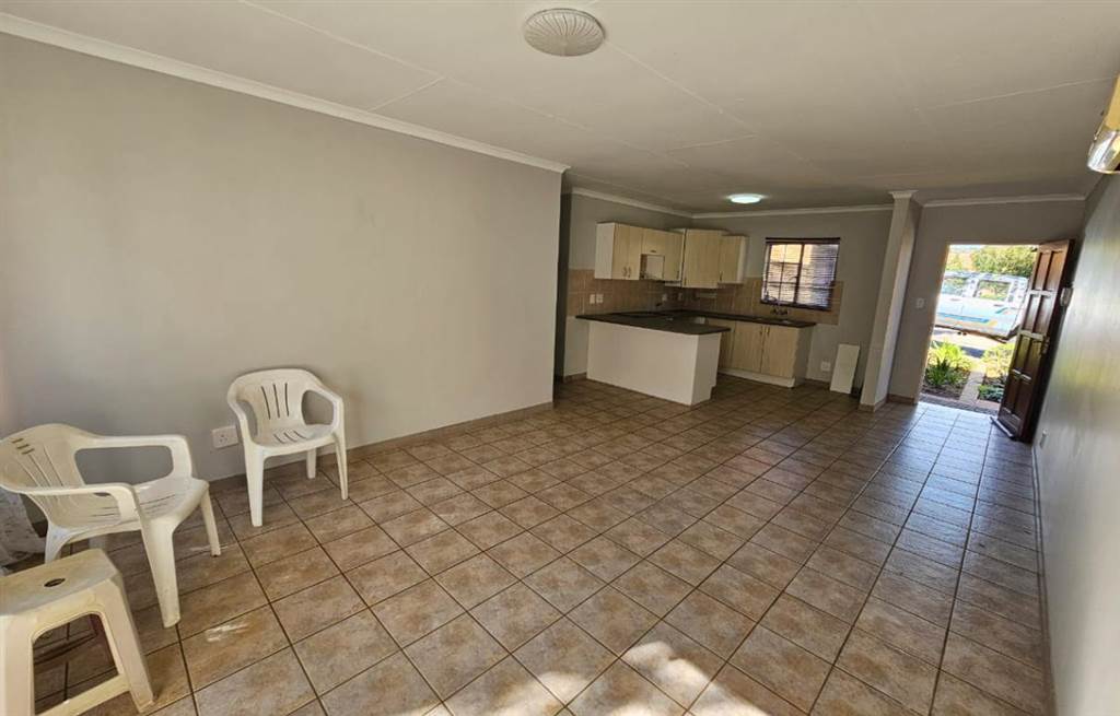 3 Bed Townhouse in Sinoville photo number 4