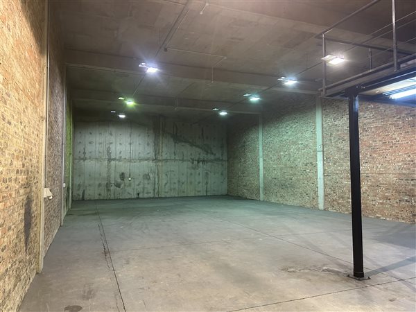 302  m² Industrial space