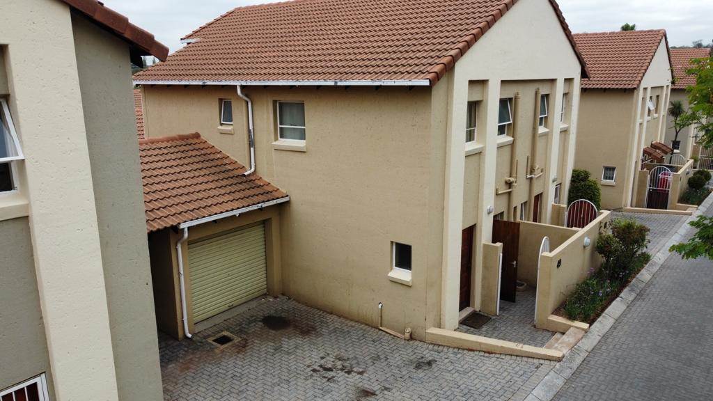 3 Bed Townhouse in Sunninghill photo number 23