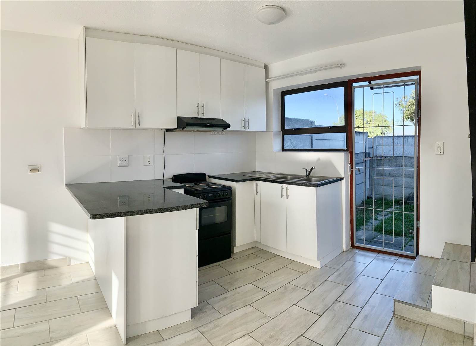 2 Bed Townhouse in Oakglen photo number 3