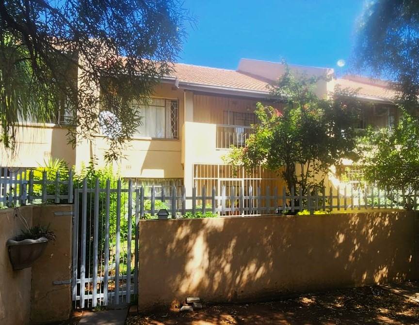 4 Bed Townhouse in Bo Dorp photo number 1