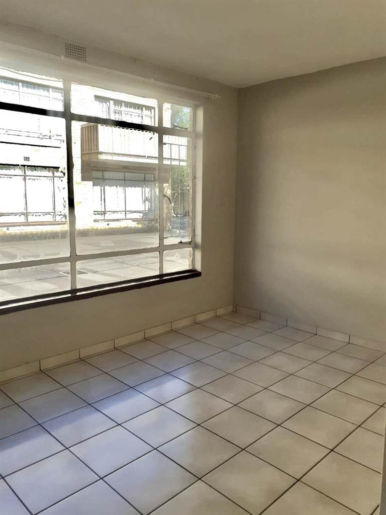 2 Bed Apartment in Vereeniging Central photo number 5