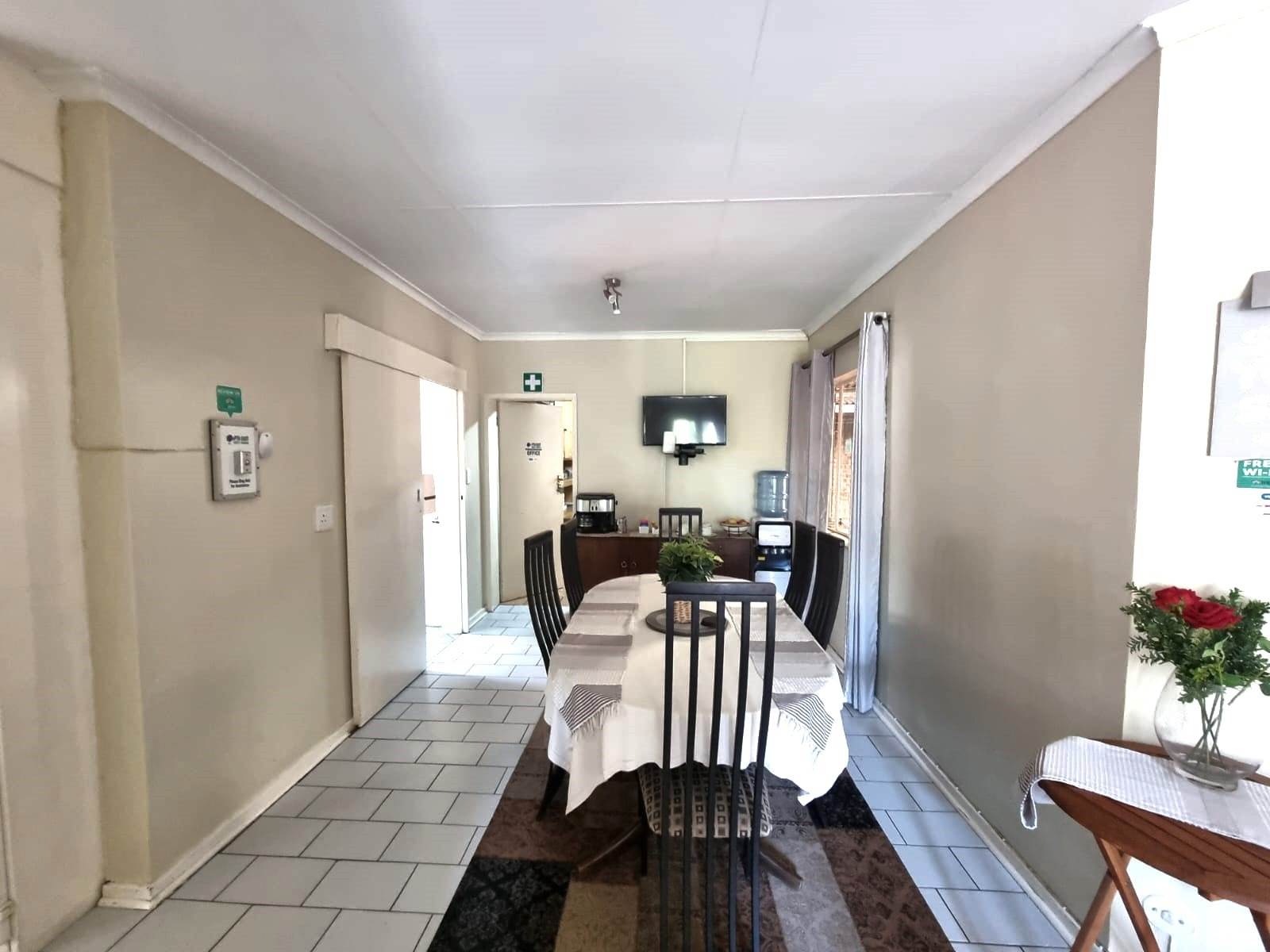 8 Bed House in Garsfontein photo number 8