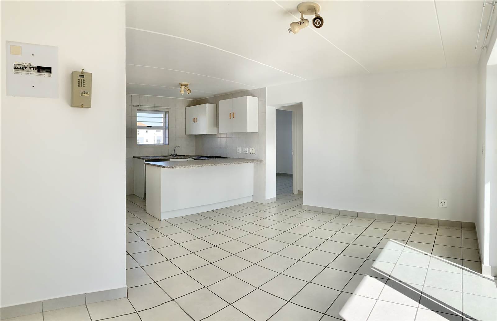 2 Bed Apartment in Vredekloof East photo number 2