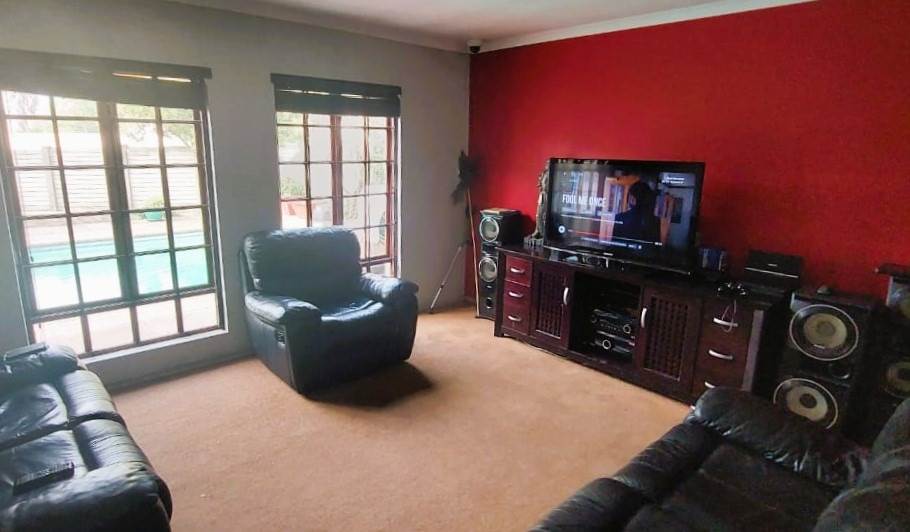6 Bed House in Secunda photo number 6
