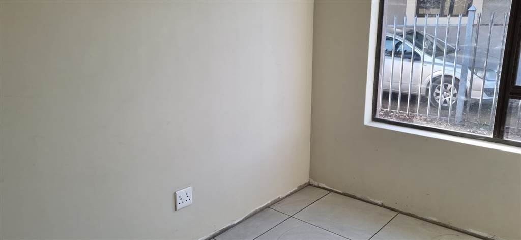 3 Bed House in Bloemspruit photo number 7