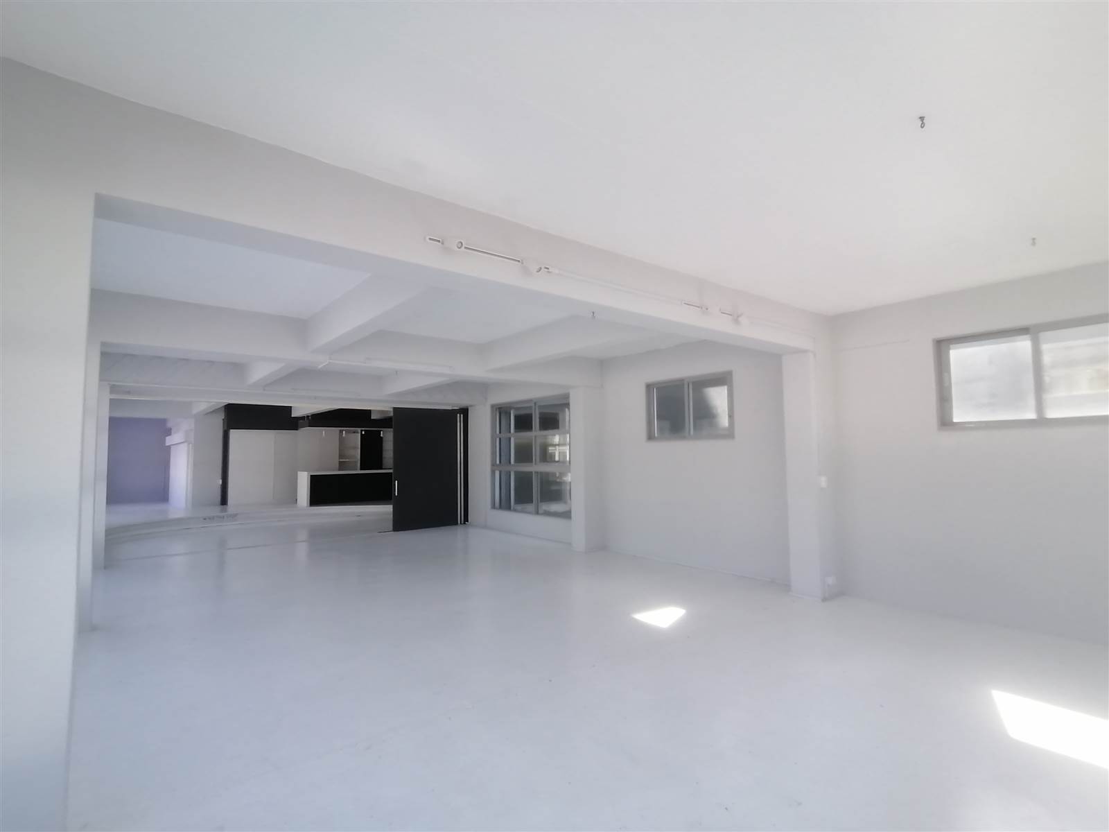 800  m² Commercial space in Vredehoek photo number 2