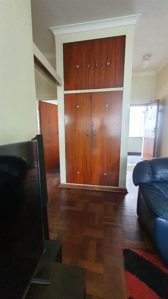 1 Bed Apartment in Port Elizabeth Central photo number 12