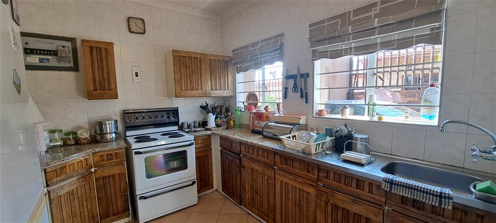 5 Bed House in Lenasia photo number 14