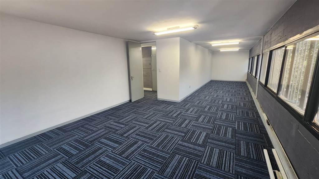 175  m² Commercial space in Lynnwood photo number 2