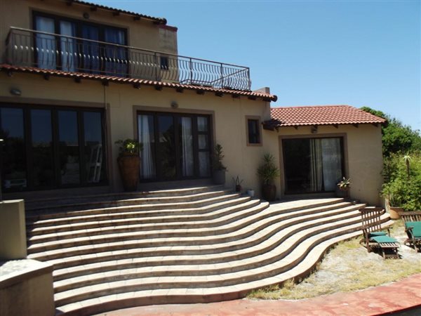 5 Bed House in Bloubergrant