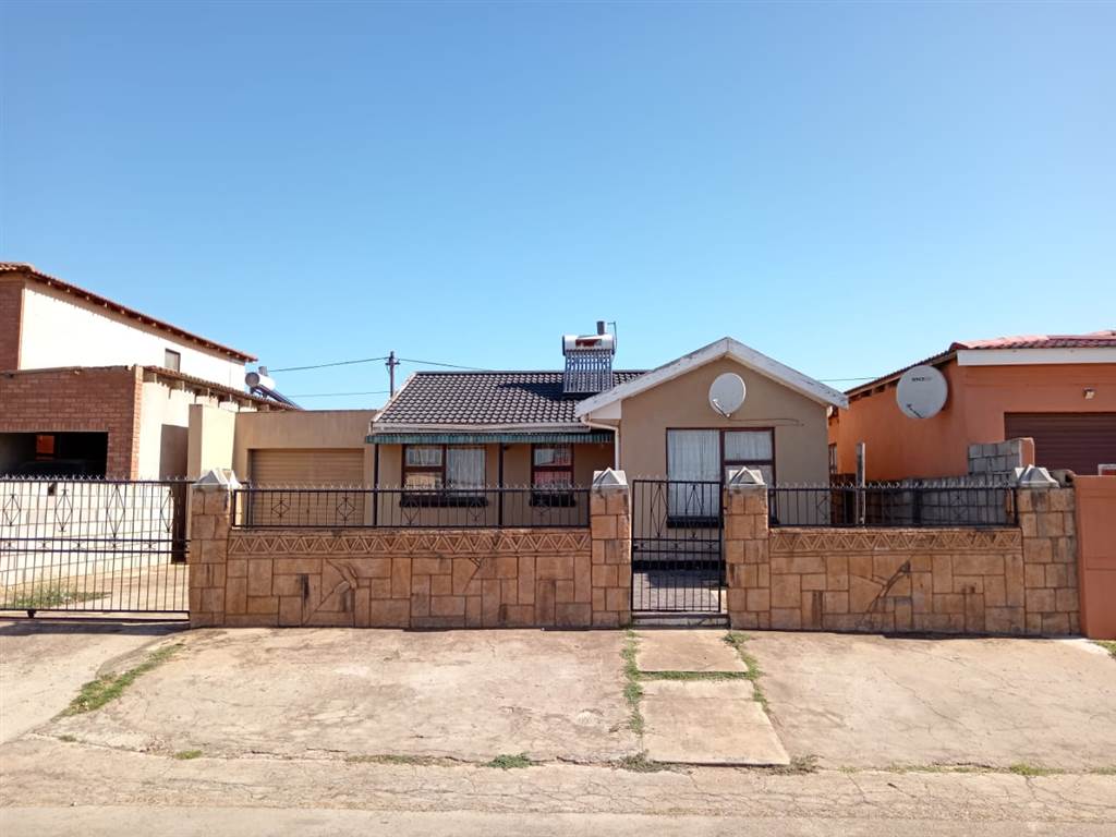 3 Bed House in Kwa Nobuhle photo number 1