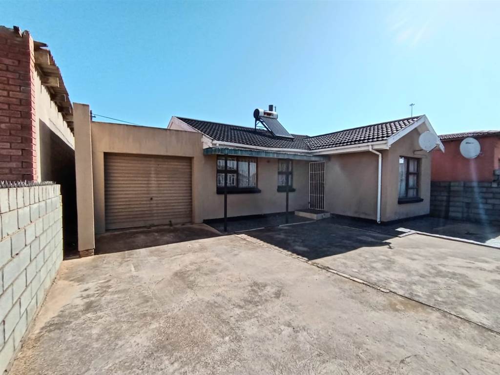 3 Bed House in Kwa Nobuhle photo number 2