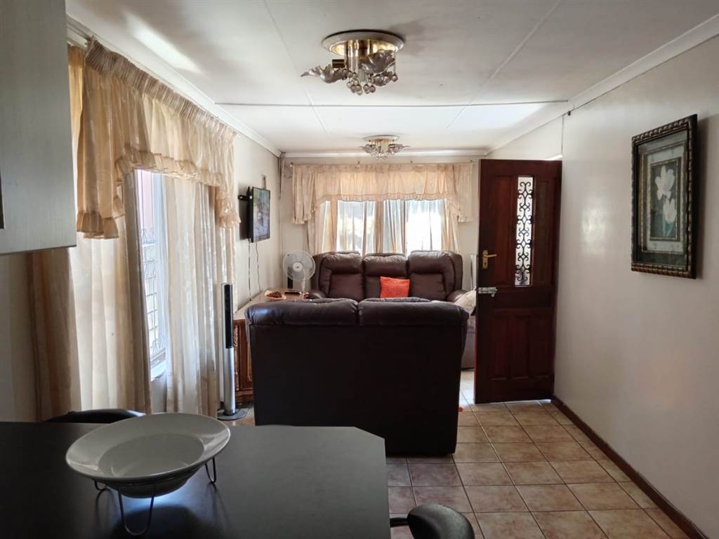 3 Bed House in Kwa Nobuhle photo number 7