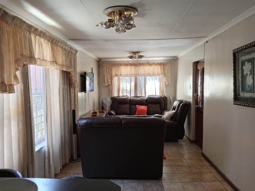 3 Bed House in Kwa Nobuhle photo number 8