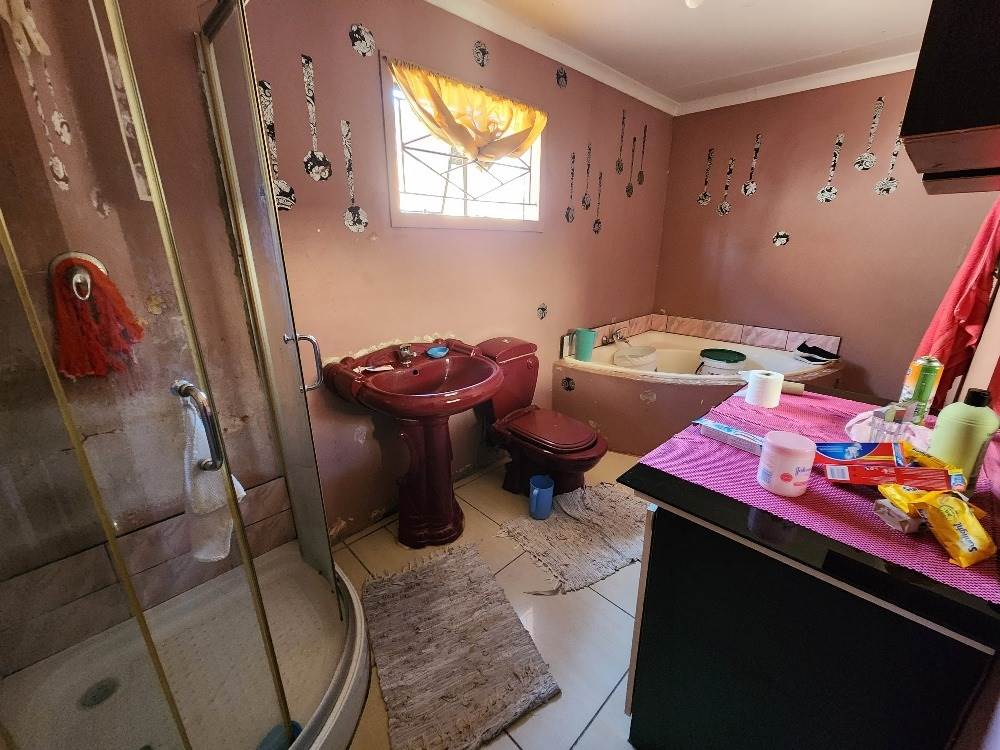 4 Bed House in Lenasia South photo number 17