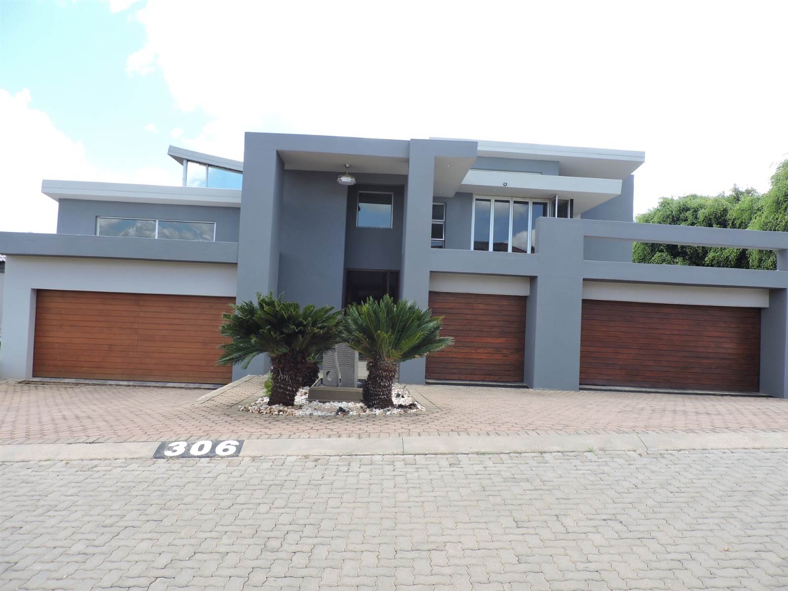 4 Bed House in Ruimsig Country Estate photo number 1