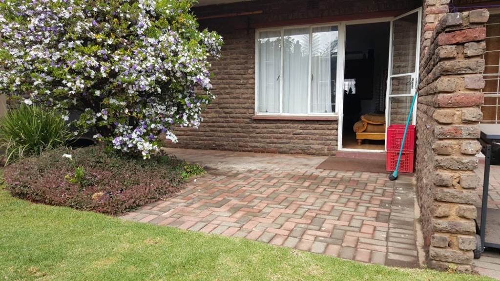 2 Bed Townhouse in Krugersdorp Central photo number 2
