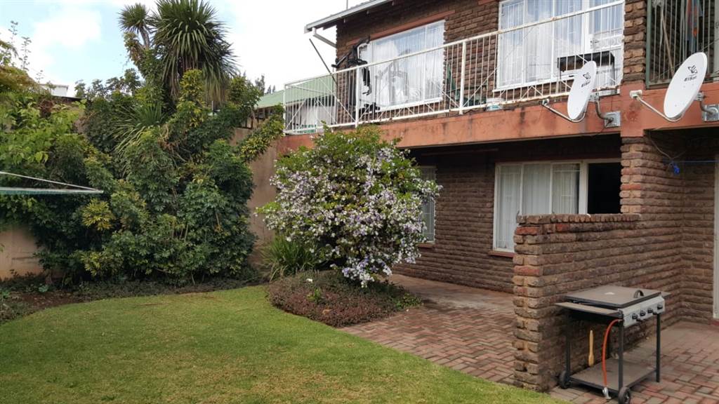 2 Bed Townhouse in Krugersdorp Central photo number 11