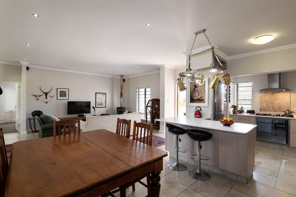 4 Bed House in Kraaibosch photo number 10