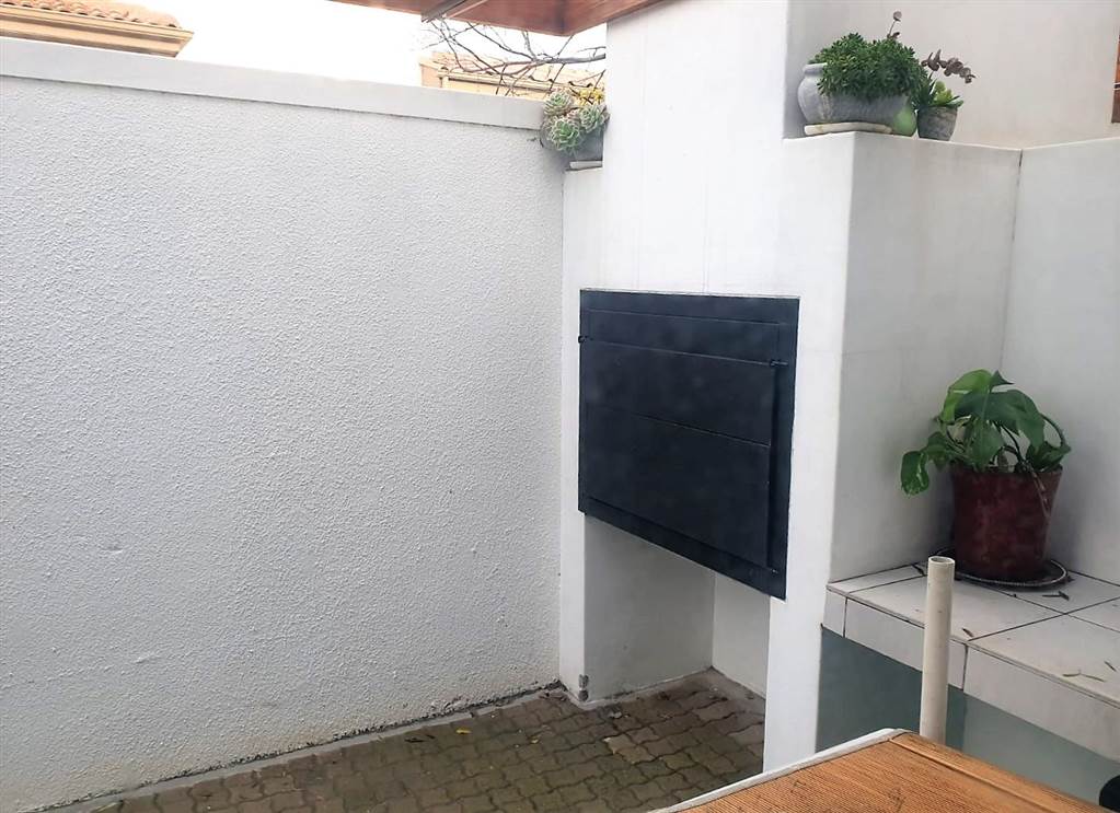 3 Bed Townhouse in Durbanville Central photo number 4