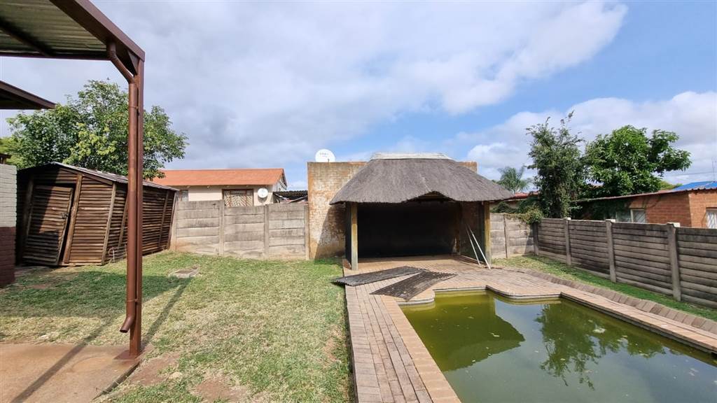 4 Bed House in Kwaggasrand photo number 14