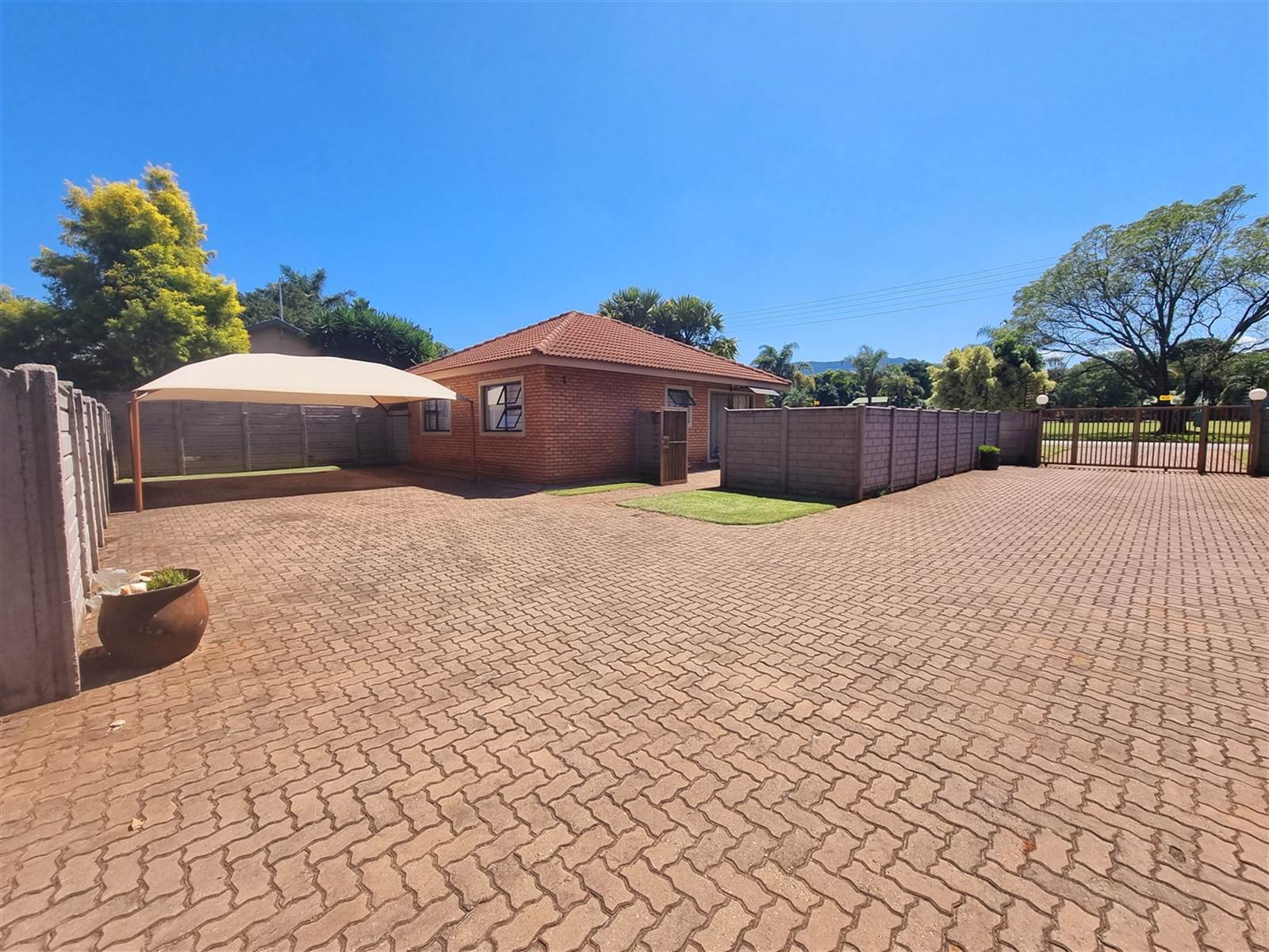 15 Bed House in Louis Trichardt photo number 28