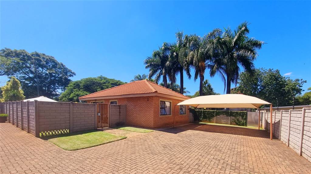 15 Bed House in Louis Trichardt photo number 2