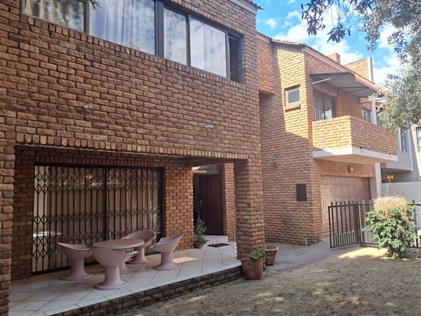 3.5 Bedroom House 3.5 Bedroom House