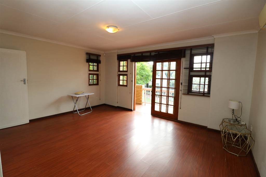 3 Bed Townhouse in Silver Lakes Golf Estate photo number 5