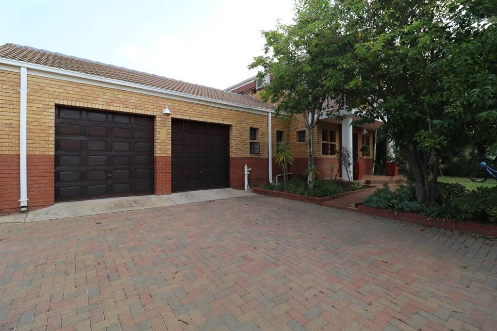 3 Bed Townhouse in Silver Lakes Golf Estate photo number 12