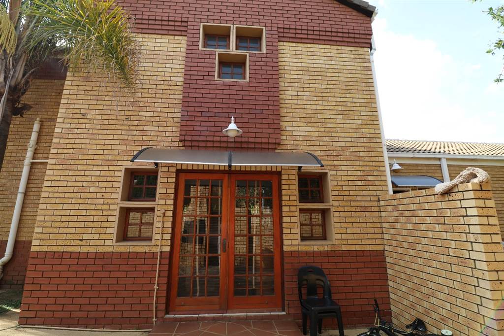 3 Bed Townhouse in Silver Lakes Golf Estate photo number 13