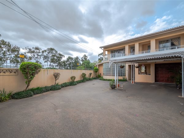 5 Bed House in Woodview