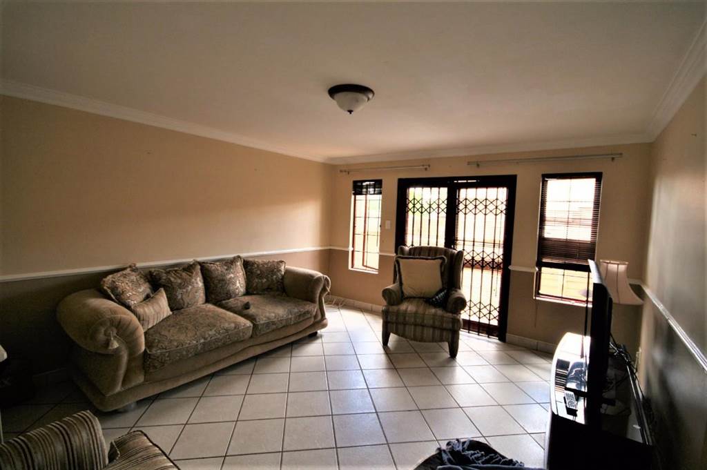 4 Bed Townhouse in Woodhill photo number 2