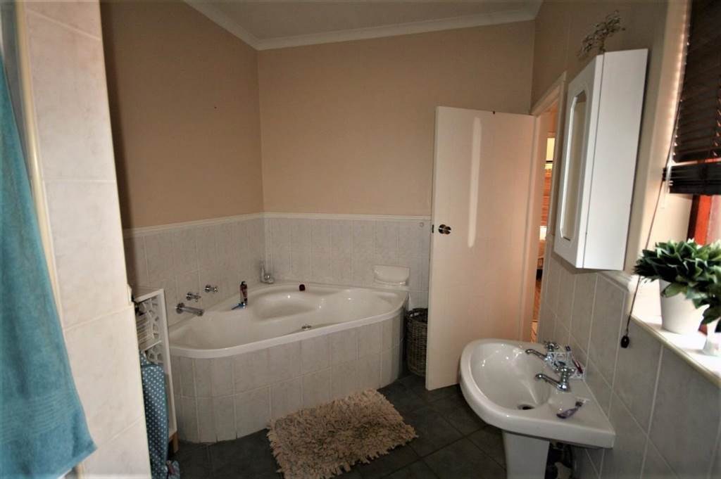 4 Bed Townhouse in Woodhill photo number 13