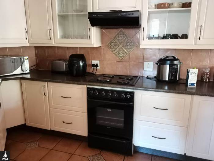 2 Bed Townhouse in Hartbeespoort Dam photo number 6
