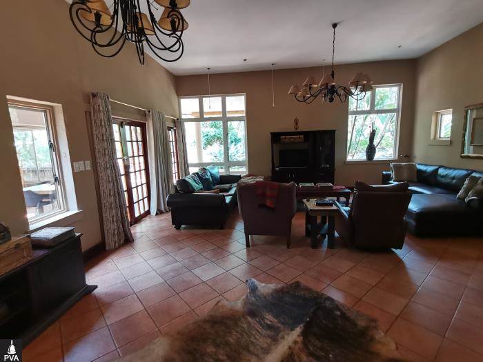 2 Bed Townhouse in Hartbeespoort Dam photo number 4