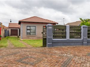 4 Bed House in Geluksdal