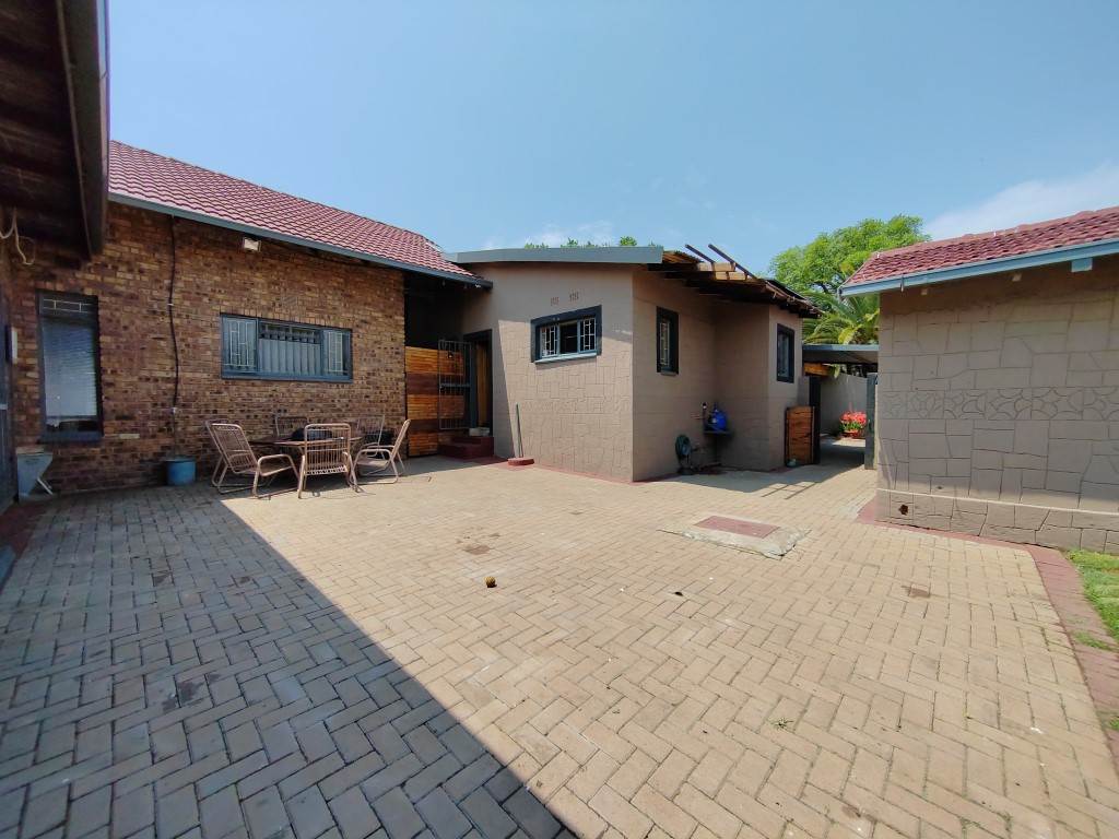 4 Bed House in Kanonkop photo number 21