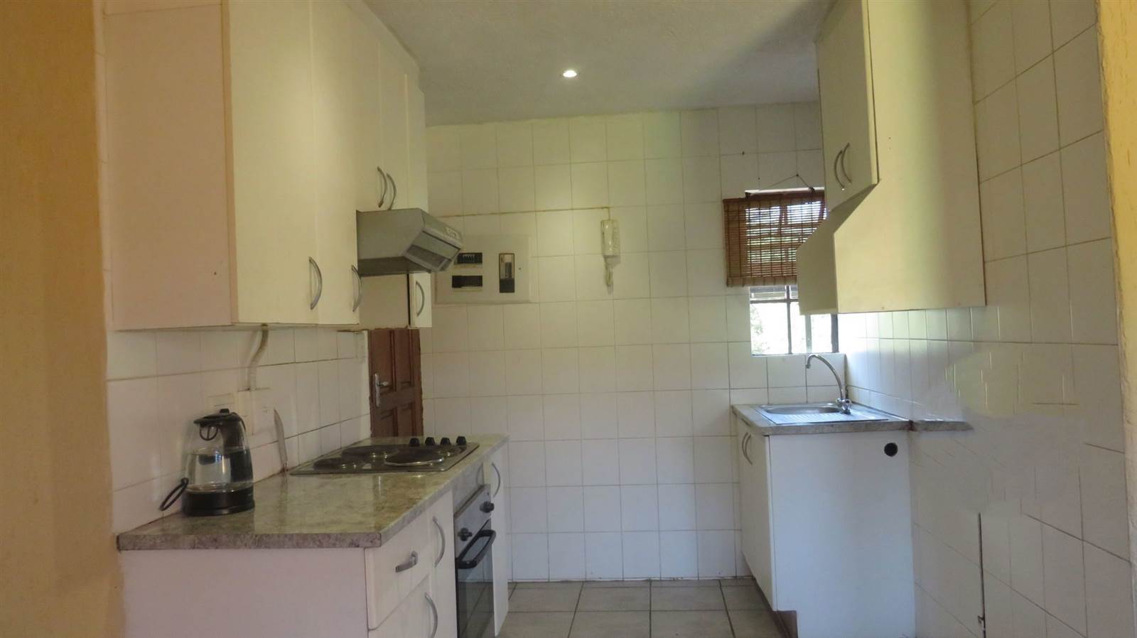 2 Bed Townhouse in Roodepoort West photo number 2