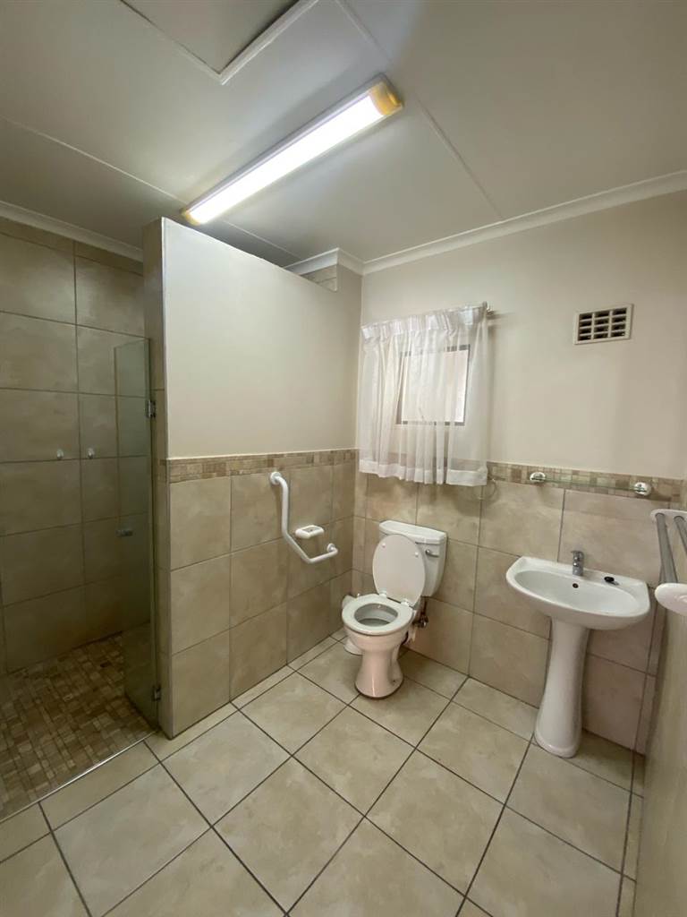 1 Bed Apartment in Douglasdale photo number 11