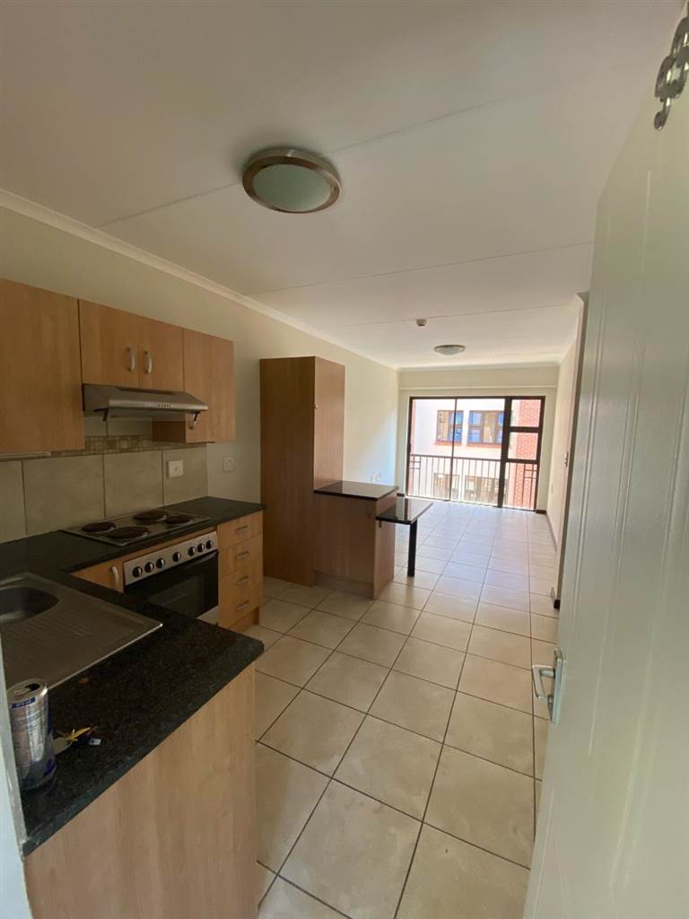 1 Bed Apartment in Douglasdale photo number 2