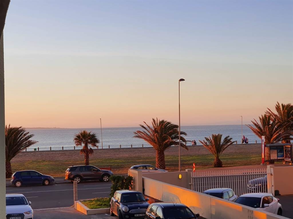 2 Bed Apartment in Mouille Point photo number 2